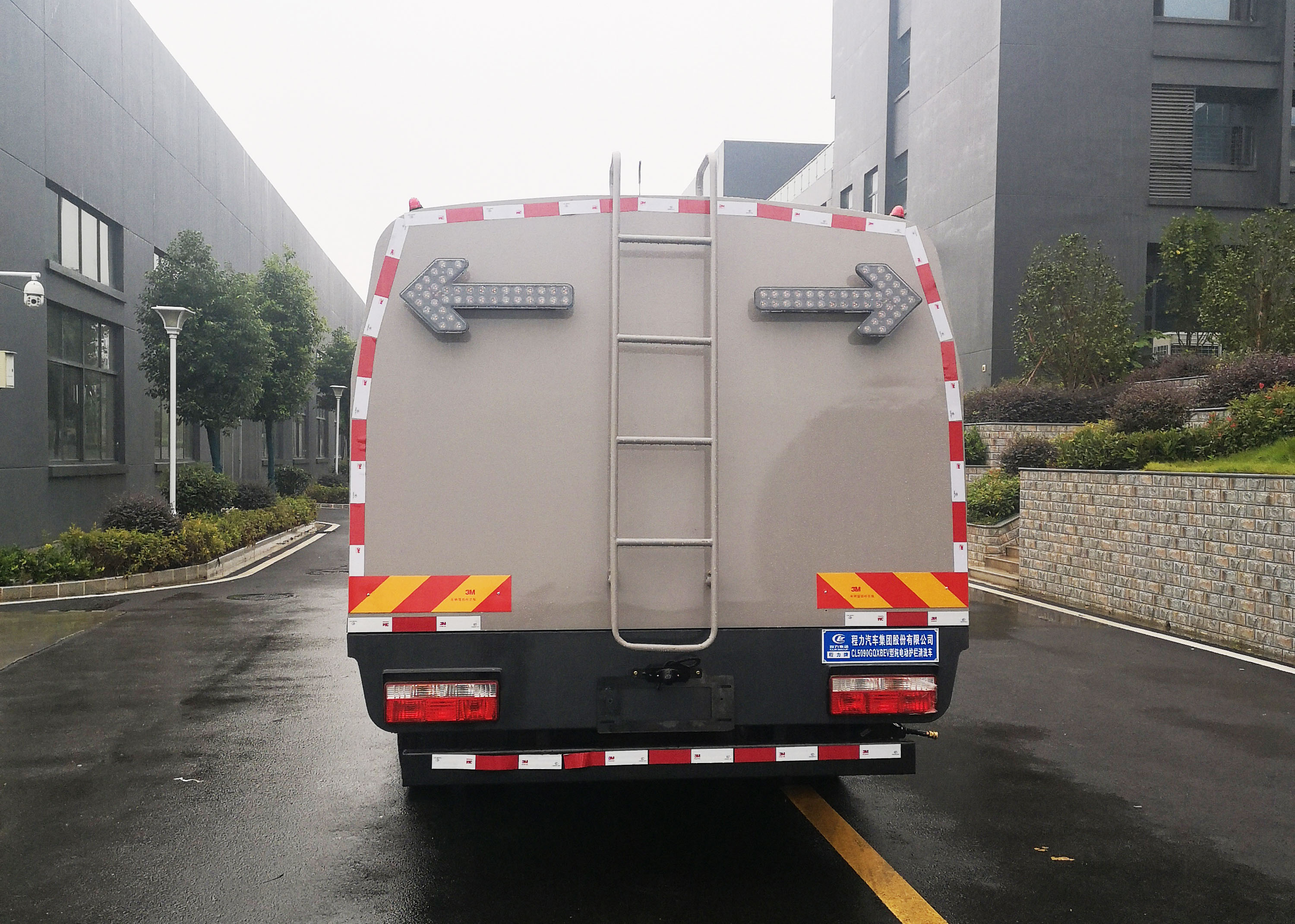 東風(fēng)凱普特純電動(dòng)4方護(hù)欄清洗車圖片5