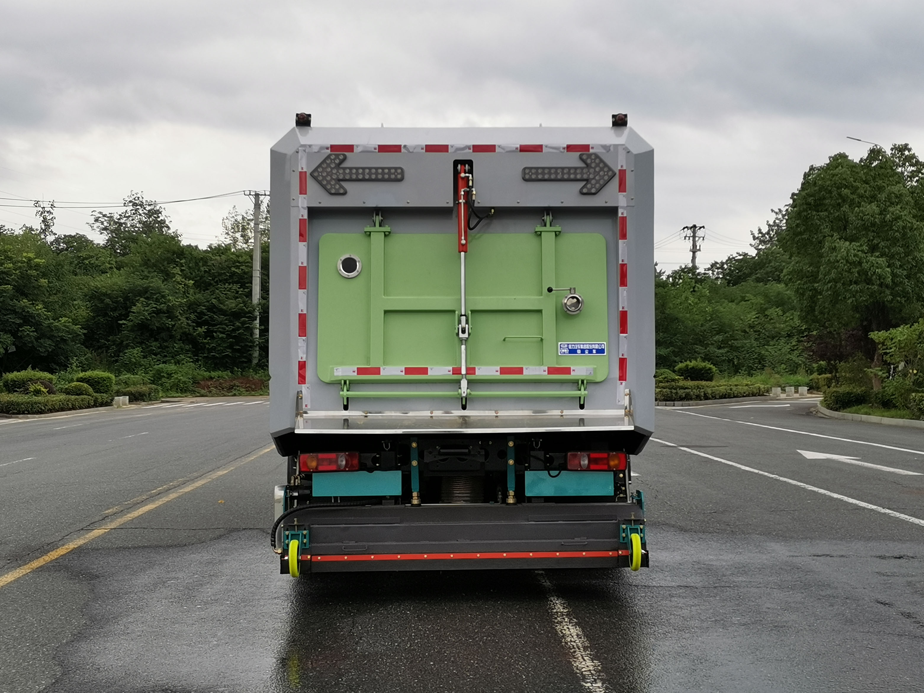 東風(fēng)天錦11方純電動(dòng)干濕兩用吸塵車圖片5