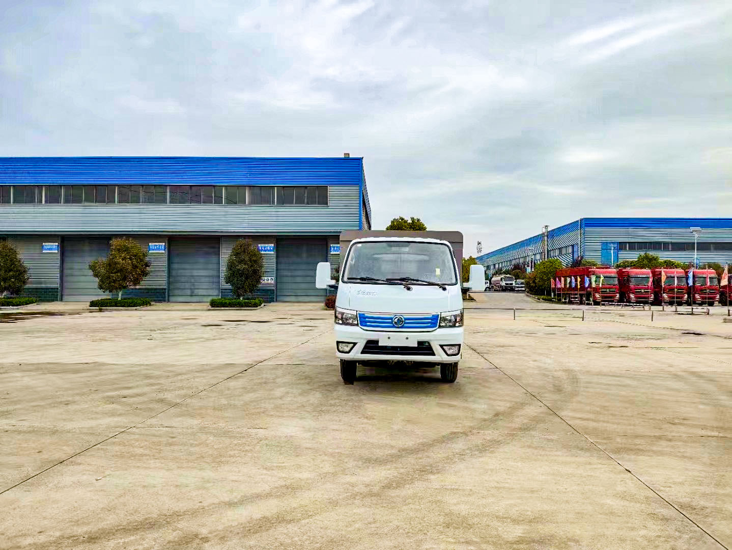 東風(fēng)途逸4.5噸純電動(dòng)桶裝垃圾車圖片2