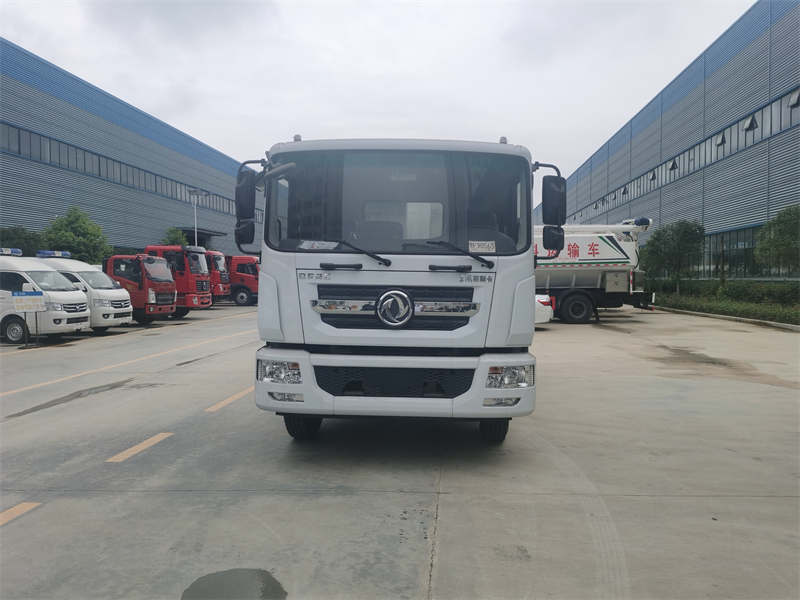 東風(fēng)多利卡9.1方標(biāo)準(zhǔn)型瀝青灑布車圖片2