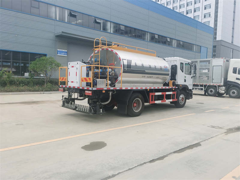 東風(fēng)多利卡9.1方標(biāo)準(zhǔn)型瀝青灑布車圖片4